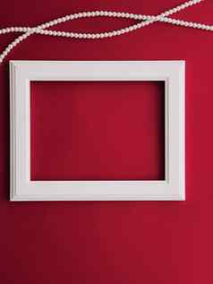 白色水平艺术框架珍珠珠宝红色的背景平铺设计艺术作品打印照片专辑