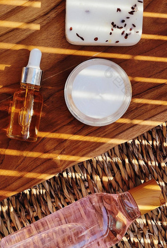 护肤品水疗中心身体护理化妆品产品木背景平铺设计有机美例程自然化妆品
