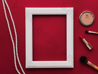 白色垂直艺术框架化妆产品珍珠珠宝红色的背景平铺设计艺术作品打印照片专辑