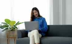 招聘概念女孩浏览工作机会在线工作搜索应用程序网站移动PC