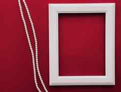 白色垂直艺术框架珍珠珠宝红色的背景平铺设计艺术作品打印照片专辑
