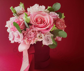 美丽的花盒子红色的背景花束盛开的花假期礼物奢侈品花设计