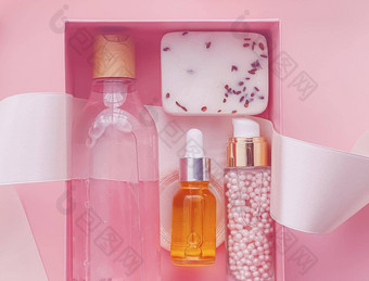 美盒子订阅包护肤品水疗中心化妆化妆品产品粉红色的背景平铺设计自然化妆品礼物交付