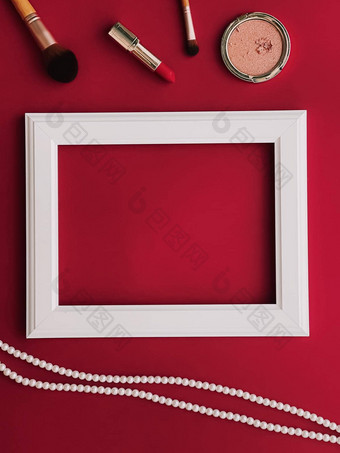 白色水平艺术框架化妆产品珍珠珠宝红色的背景平铺设计艺术作品打印照片专辑