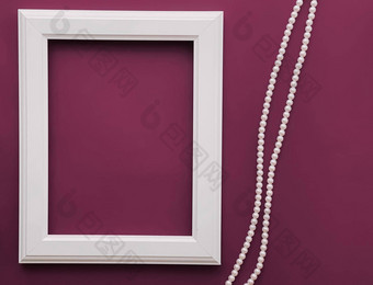白色垂直艺术框架珍珠<strong>珠宝紫色</strong>的背景平铺设计艺术作品打印照片专辑