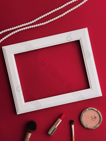 白色水平艺术框架化妆产品珍珠珠宝红色的背景平铺设计艺术作品打印照片专辑