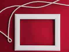 白色水平艺术框架珍珠珠宝红色的背景平铺设计艺术作品打印照片专辑