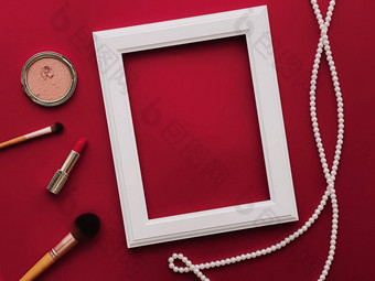 白色垂直艺术框架化妆产品珍珠珠宝红色的背景平铺设计艺术作品打印照片专辑