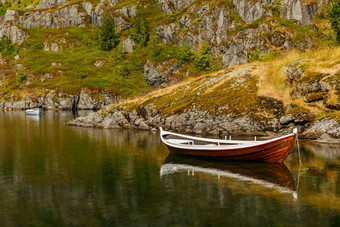 风景如画的海岸山湖挪威罗弗敦群岛岛屿钓鱼船<strong>山坡</strong>上山<strong>覆盖</strong>绿色草照亮太阳纯粹水