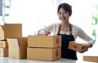 肖像开始小企业锻造主人女企业家工作收据盒子检查在线订单准备包盒子出售客户锻造业务的想法在线