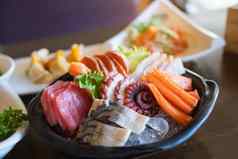 日本食物生鱼片生鱼片集大马哈鱼芥末酱鱼食物餐厅概念