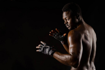 运动非洲战斗机黑色的背景黑暗剥了皮的脱衣服男人。显示战斗广告体育运动俱乐部健身房专业拳击空手道