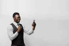 在线课程本地的语言非洲男人。在线教训学校学生电话业务肖像说话智能手机