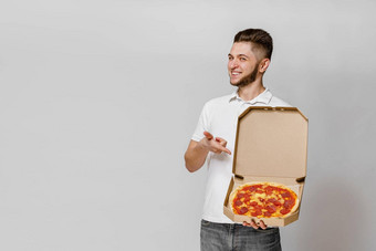 美味的食物披萨交付餐厅安全交付披萨奶酪董事会做广告年轻的高加索人有胡子的男人。点披萨