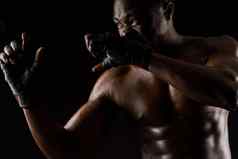 运动非洲战斗机黑色的背景黑暗剥了皮的脱衣服男人。显示战斗广告体育运动俱乐部健身房专业拳击空手道