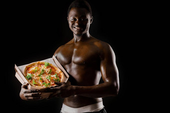 有趣的黑色的男人。披萨微笑脱衣服非洲作品安全食物交付适合男人。食物restaurand黑色的脱衣服男人。披萨