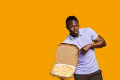 有趣的非洲有胡子的快递点披萨大折扣客户美味的食物披萨交付餐厅安全交付