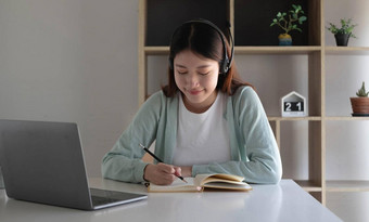 亚洲女人学生视频会议电子学习老师电脑生活房间首页电子学习在线教育互联网社会距离保护科维德病毒