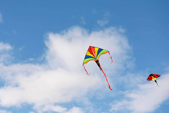飞行风筝多色的风筝飞行天空蓝色的天空云太阳空间文本复制空间