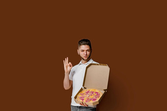 在线披萨安全交付服务餐厅年轻的高加索人<strong>快递</strong>男人。显示微笑披萨奶酪董事会做广告