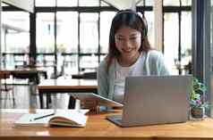 亚洲女人学生视频会议电子学习老师电脑生活房间首页电子学习在线教育互联网社会距离保护科维德病毒