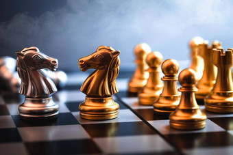 国际象棋马面对代表谈判竞争对手业务敌人交易战争游戏