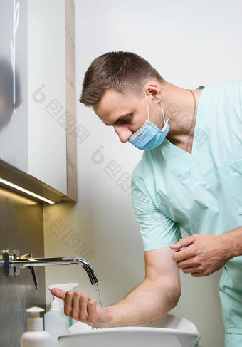 专业外科医生洗手诊所手术操作过程停止冠状病毒