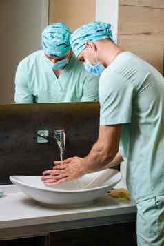 医疗学生外科医生清洗手防腐剂洗手肥皂水停止流感大流行冠状病毒科维德