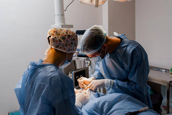 <strong>眼睑</strong>整容术塑料手术操作修改眼睛地区脸医疗诊所外科医生使切口外科手术刀