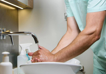 关闭照片洗手水下医疗工作人员工作病人生病的coronovirus科维德