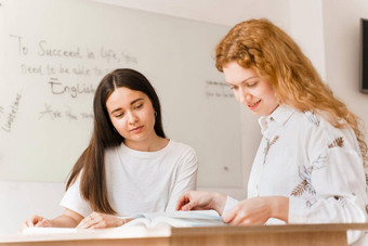 外国学校私人研究学校女孩老师解释语法本地的语言移动PCprepearing考试导师