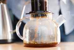 aeropress咖啡玻璃能特写镜头咖啡师新闻设备咖啡滴倒troughtaeropress能替代咖啡酝酿方法