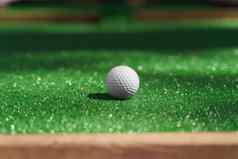 羽毛球高尔夫球绿色草阳光明媚的一天广告高尔夫球俱乐部