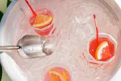 冰鸡尾酒色彩鲜艳的柠檬水水果浴完整的冰多维数据集区饮料