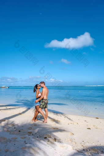 夫妇但女人热带海滩热带海滩白色沙子棕榈树莫恩<strong>毛里求斯</strong>白色桑迪海滩蓝色的海洋棕榈树<strong>毛里求斯</strong>