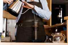 aeropress咖啡替代方法使咖啡咖啡师咖啡馆咖啡师持有kattle倒水aeropress咖啡