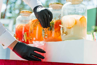 服务员倒柠檬水自动售货机水果葡萄柚橙色柠檬区饮料色彩鲜艳的柠檬水不含酒精的健康的饮料