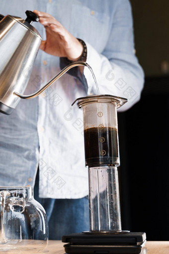 aeropress咖啡关闭替代使咖啡师咖啡馆垂直照片咖啡师倒热水能使aeropress咖啡