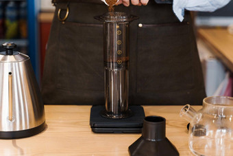 aeropress<strong>咖啡咖啡师</strong>传播地面<strong>咖啡</strong>能替代<strong>咖啡</strong>酝酿方法英俊的有胡子的<strong>咖啡师</strong>使美味的斯堪的那维亚<strong>咖啡</strong>