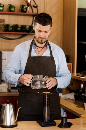 aeropress咖啡英俊的有胡子的咖啡师咖啡馆barisa<strong>烹饪</strong>美味的咖啡替代酝酿<strong>方法</strong>