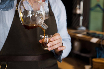 特写镜头倒咖啡双玻璃杯咖啡馆英俊的有胡子的咖啡师咖啡酝酿弯管aeropress替代方法