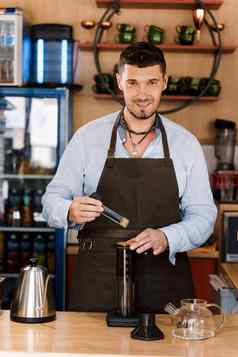 aeropress咖啡英俊的有胡子的咖啡师咖啡馆barisa烹饪美味的咖啡替代酝酿方法