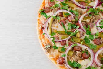 披萨香肠黄瓜胡椒奶酪洋葱孤立的白色木背景广告社会网络餐厅咖啡皇促销活动比萨 店