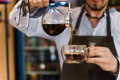 特写镜头弯管替代方法使咖啡咖啡师倒热咖啡弯管设备客户咖啡酝酿咖啡馆