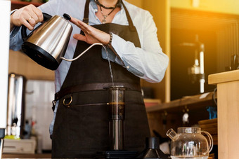 aeropress咖啡太阳光替代使咖啡师咖啡馆咖啡师持有kattle倒水aeropress咖啡