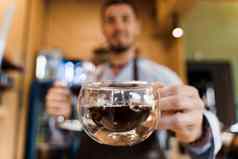 特写镜头双玻璃杯咖啡咖啡馆咖啡师杯咖啡替代咖啡酝酿弯管设备