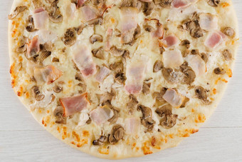 披萨培根蘑菇奶酪孤立的白色木背景广告社会网络餐厅咖啡皇促销活动比萨 店