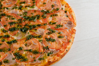 披萨西红柿奶酪肉罗勒酱汁孤立的白色木背景广告社会网络餐厅咖啡皇促销活动比萨 店