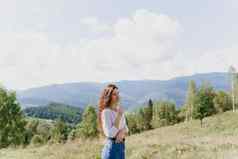 女孩享受山山视图感觉自由karpathian山旅游旅行乌克兰