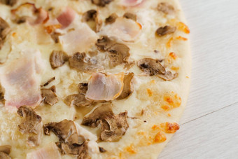 披萨培根蘑菇奶酪孤立的白色木背景广告社会网络餐厅咖啡皇促销活动比萨 店